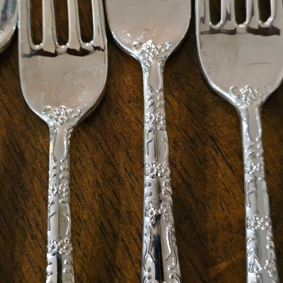 4 Williams Rogers Enchanted Rose Fork 7.75" floral embossed maximalism 1995 - Picture 3 of 13